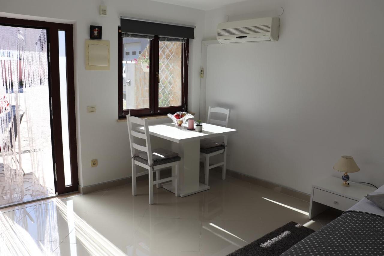 An Amazing Studio Apartment Premantura Luaran gambar