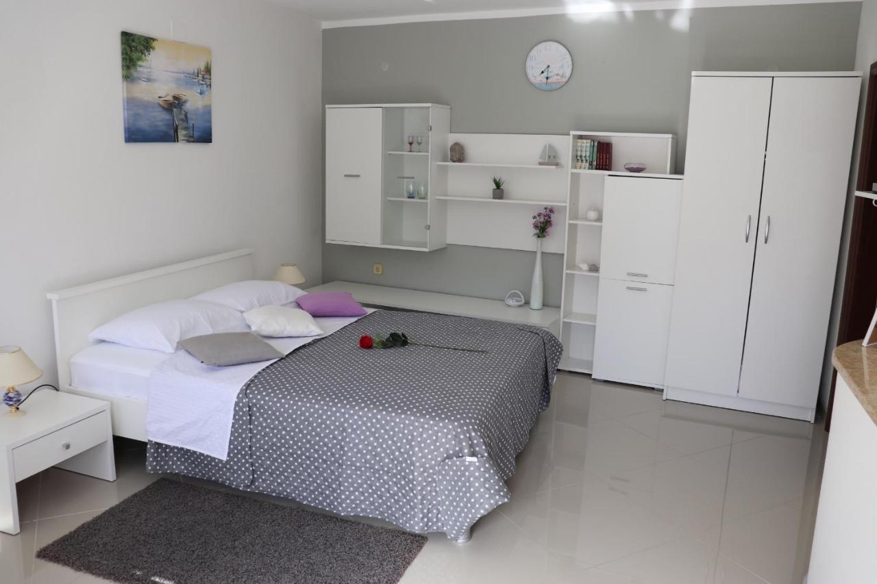An Amazing Studio Apartment Premantura Luaran gambar